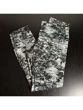 LULULEMON Womens Size 6 Black Lace Print Wunder Under Cropped Leggings